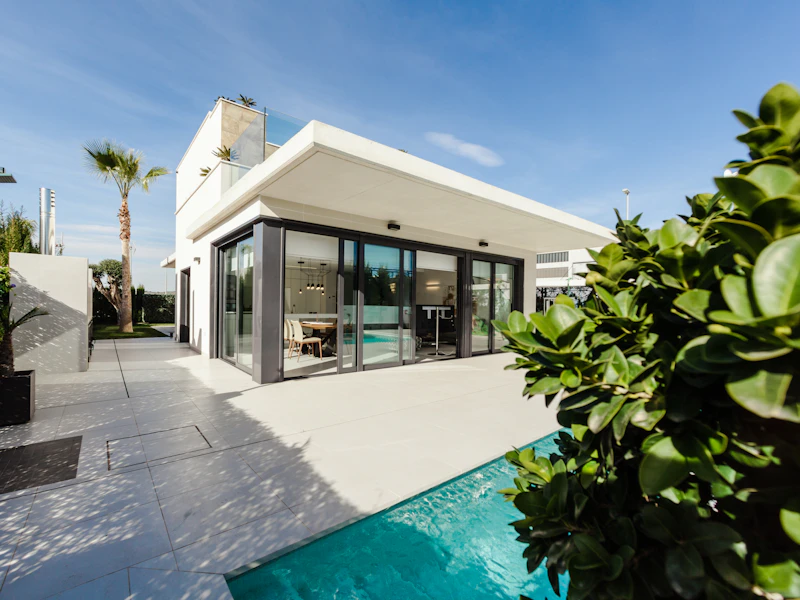 Residencia contemporánea iluminada al atardecer en el Pedregal