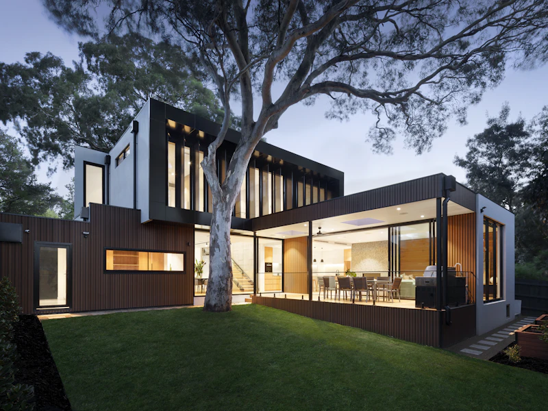 Casa minimalista blanca con jardín en Santa Fe