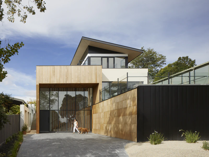 Casa de madera y acero con patio de acceso en Roma Norte